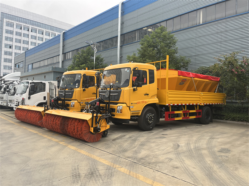 東風(fēng)天錦除雪車(chē)車(chē)載雪滾 東風(fēng)天錦除雪車(chē)車(chē)載雪滾
